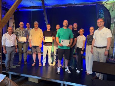 Weitere Vertreterinnen und Vertreter der Vereine, denen von Landrat Dr. Jens Mischak (rechts) sowie LEADER-Beirats Vorsitzendem Edwin Schneider (links) die Zuwendungsverträge für ihre jeweiligen Projekte überreicht wurden.
