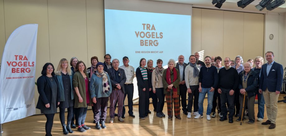 Landrat Dr. Jens Mischak (rechts), überreichte in der Aula der Alexander-von-Humboldt-Schule in Lauterbach gemeinsam mit Stephanie Feuerfeil (von links), Carolin Henningsen und Andrea Ortstadt, beim Vogelsbergkreis unter anderem für TraVogelsberg zuständig, die Mittel aus dem Regionalkulturfonds an Vogelsberger Institutionen und Vereine.