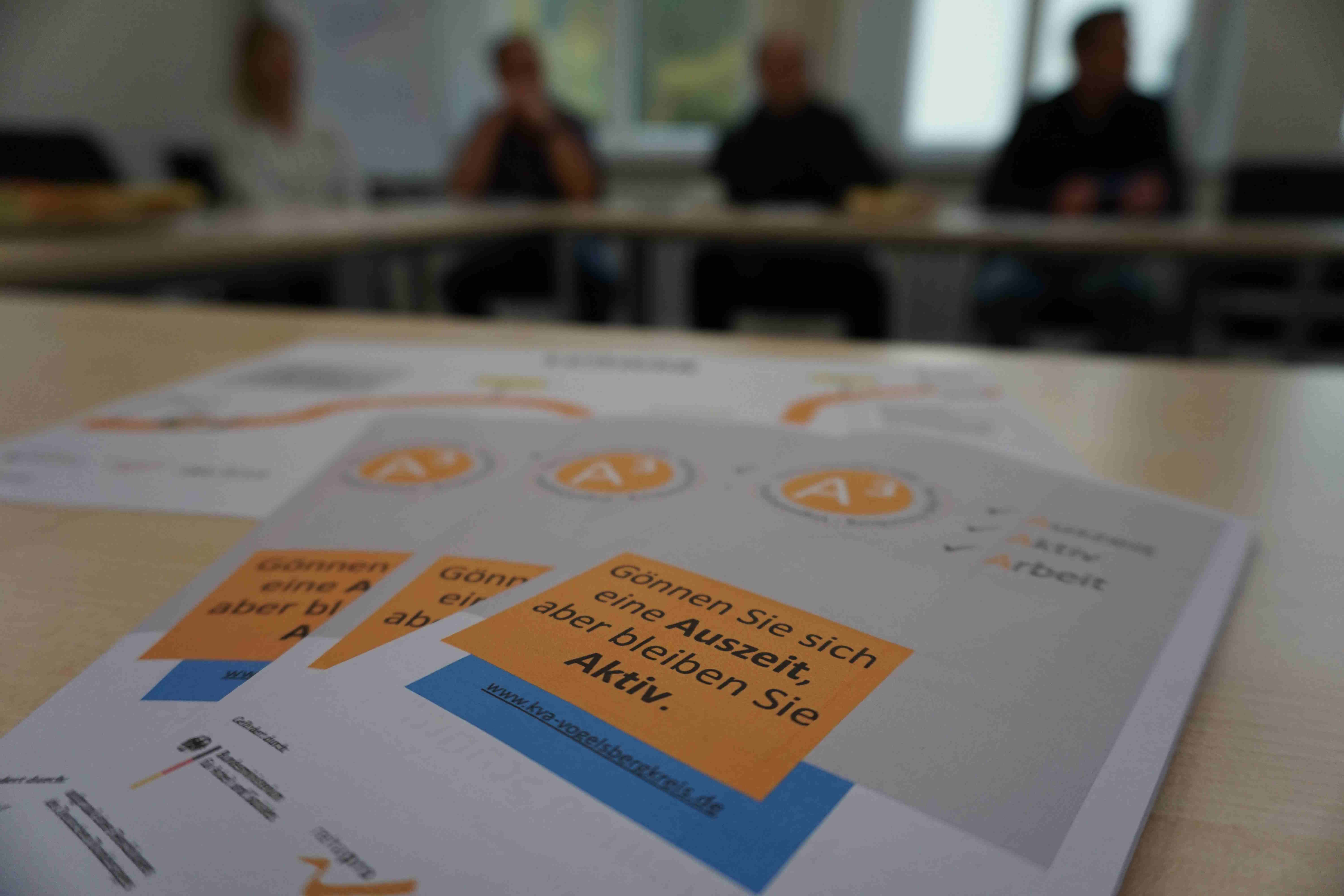 Nahaufnahme eines Flyers zum Projekt Rehapro. 