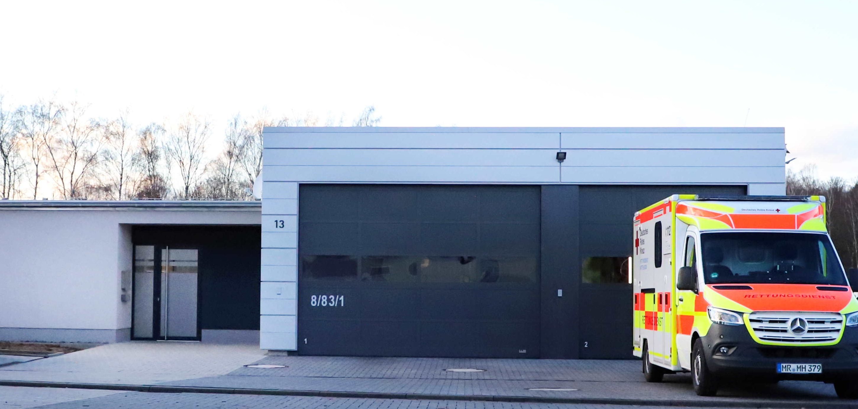 Auf dem Foto ist der NEubau der DRK Rettungswache in Herbstein zu sehen. Zwei Autos parken vor dem Neubau