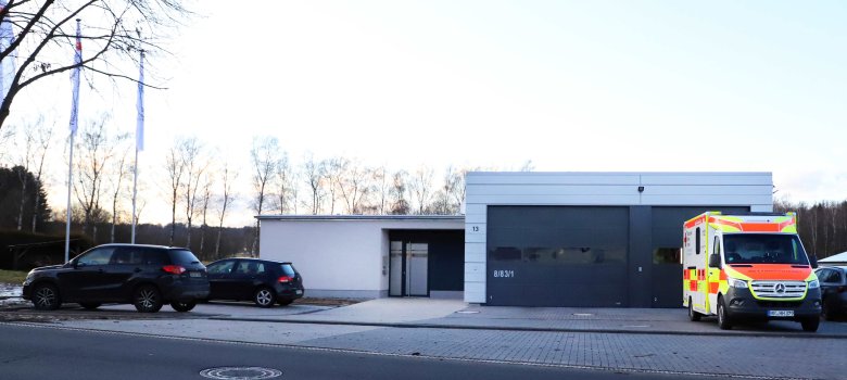 Auf dem Foto ist der NEubau der DRK Rettungswache in Herbstein zu sehen. Zwei Autos parken vor dem Neubau