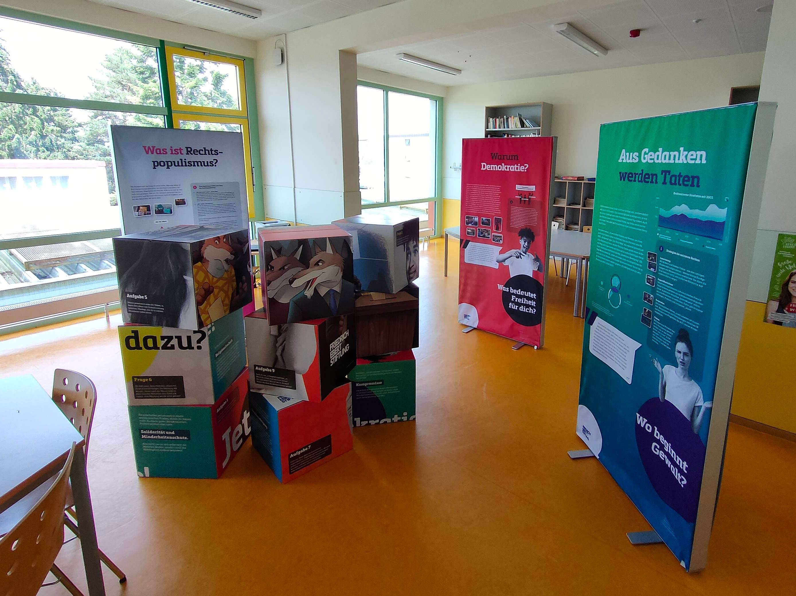 Auf dem Foto sind einige Roll-Ups und Infomaterialien in einem Raum zu sehen. Sie informieren zu Rechtsextremismus und seiner Gefahr für die Demokratie