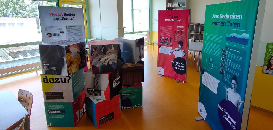 Auf dem Foto sind einige Roll-Ups und Infomaterialien in einem Raum zu sehen. Sie informieren zu Rechtsextremismus und seiner Gefahr für die Demokratie