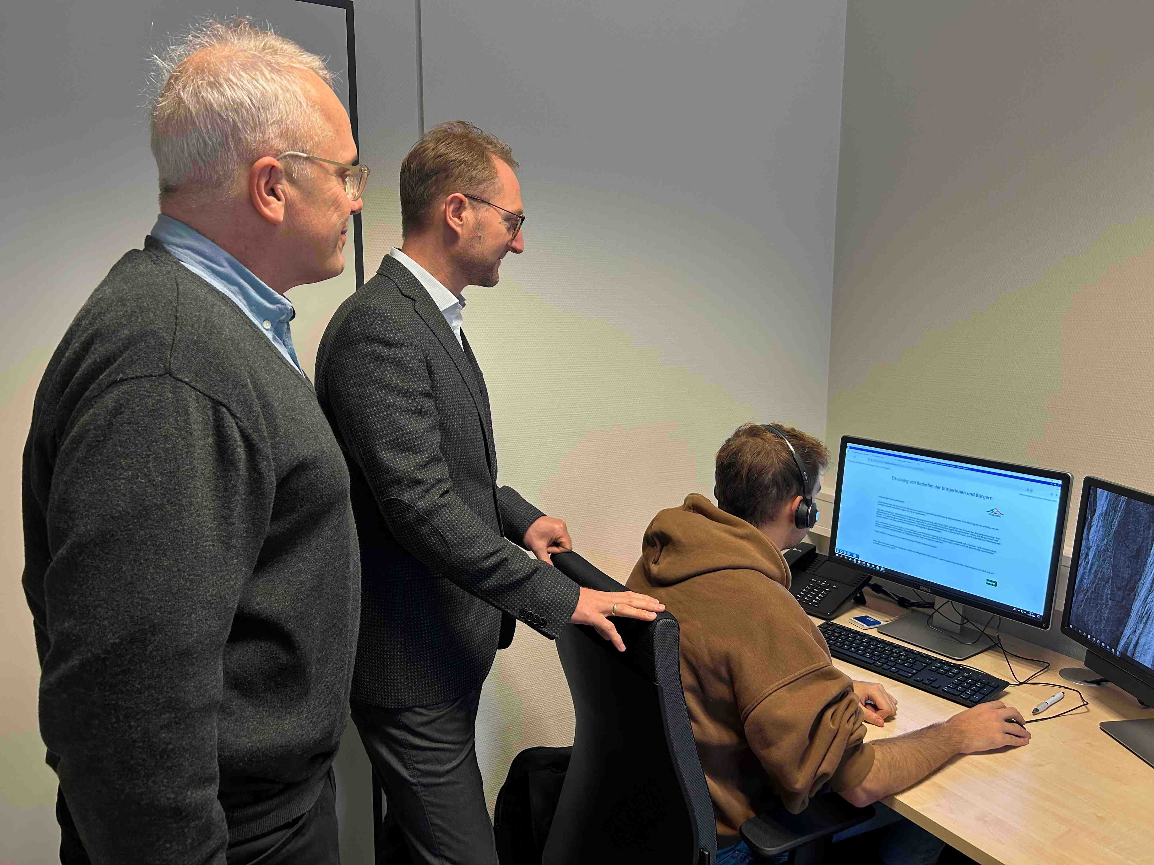 Landrat und Gesundheitsdezernent Dr. Jens Mischak (Mitte) gemeinsam mit dem Leiter des Gesundheitsamts Dr. Henrik Reygers und dem Auszubildenden Paul-Yannis Kalbfleisch beim prüfenden Blick auf das Online-Befragungsportal. (Foto: Vogelsbergkreis)