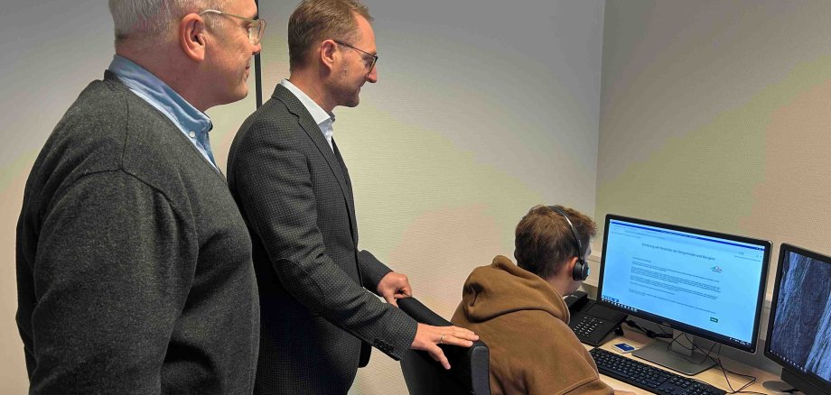Landrat und Gesundheitsdezernent Dr. Jens Mischak (Mitte) gemeinsam mit dem Leiter des Gesundheitsamts Dr. Henrik Reygers und dem Auszubildenden Paul-Yannis Kalbfleisch beim prüfenden Blick auf das Online-Befragungsportal. (Foto: Vogelsbergkreis)