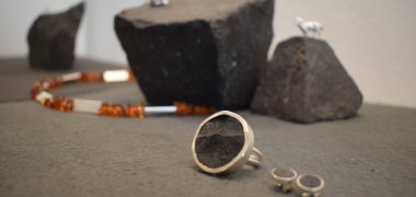 Basalt aus dem Geopark Vulkanregion Vogelsberg und Edelmetall: Neben Handwerkskunst die Zutaten für schmückende Unikate. 