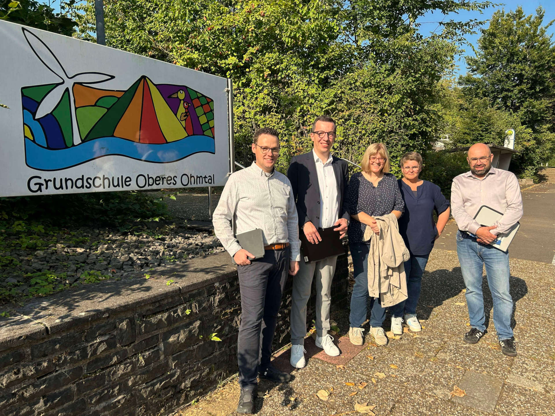 „Geräuschlose Zusammenarbeit“: Erster Kreisbeigeordneter und Schuldezernent Patrick Krug (Zweiter von links), gemeinsam mit Matthias Röse (von links), Leiter des Amts für Schulische Bildung und Betreuung, und Stefan Schmidt (rechts), dem Leiter des Amtes für Hochbau, Energie und Gebäudewirtschaft, an der Grundschule Oberes Ohmtal. Dort wird er von Schulleiterin Silke Lang-Michaelis (Mitte) sowie ihre Stellvertreterin Daniela Nispel empfangen.