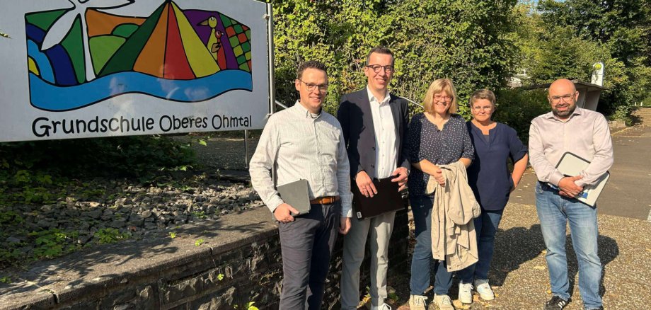 „Geräuschlose Zusammenarbeit“: Erster Kreisbeigeordneter und Schuldezernent Patrick Krug (Zweiter von links), gemeinsam mit Matthias Röse (von links), Leiter des Amts für Schulische Bildung und Betreuung, und Stefan Schmidt (rechts), dem Leiter des Amtes für Hochbau, Energie und Gebäudewirtschaft, an der Grundschule Oberes Ohmtal. Dort wird er von Schulleiterin Silke Lang-Michaelis (Mitte) sowie ihre Stellvertreterin Daniela Nispel empfangen.