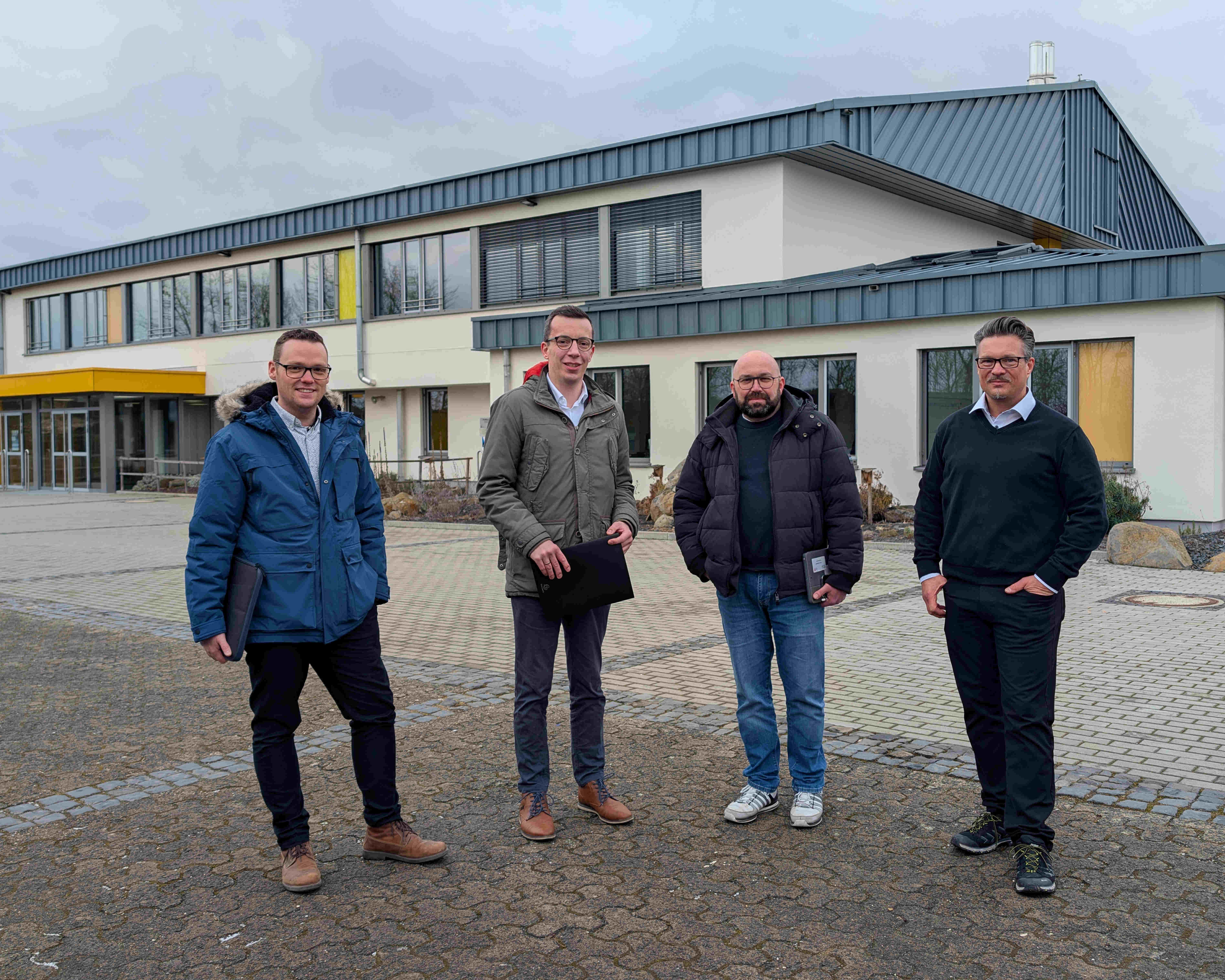 Zu Besuch an der Vogelsbergschule in Schotten: Schuldezernent und Erster Kreisbeigeordneter Patrick Krug (Zweiter von links), gemeinsam mit Schulleiter Norbert Schwing (von rechts), Stefan Schmidt, Leiter des Amtes für Hochbau, Energie und Gebäudewirtschaft, und Matthias Röse, Leiter des Amtes für Schulische Bildung und Betreuung.