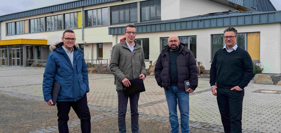 Zu Besuch an der Vogelsbergschule in Schotten: Schuldezernent und Erster Kreisbeigeordneter Patrick Krug (Zweiter von links), gemeinsam mit Schulleiter Norbert Schwing (von rechts), Stefan Schmidt, Leiter des Amtes für Hochbau, Energie und Gebäudewirtschaft, und Matthias Röse, Leiter des Amtes für Schulische Bildung und Betreuung.