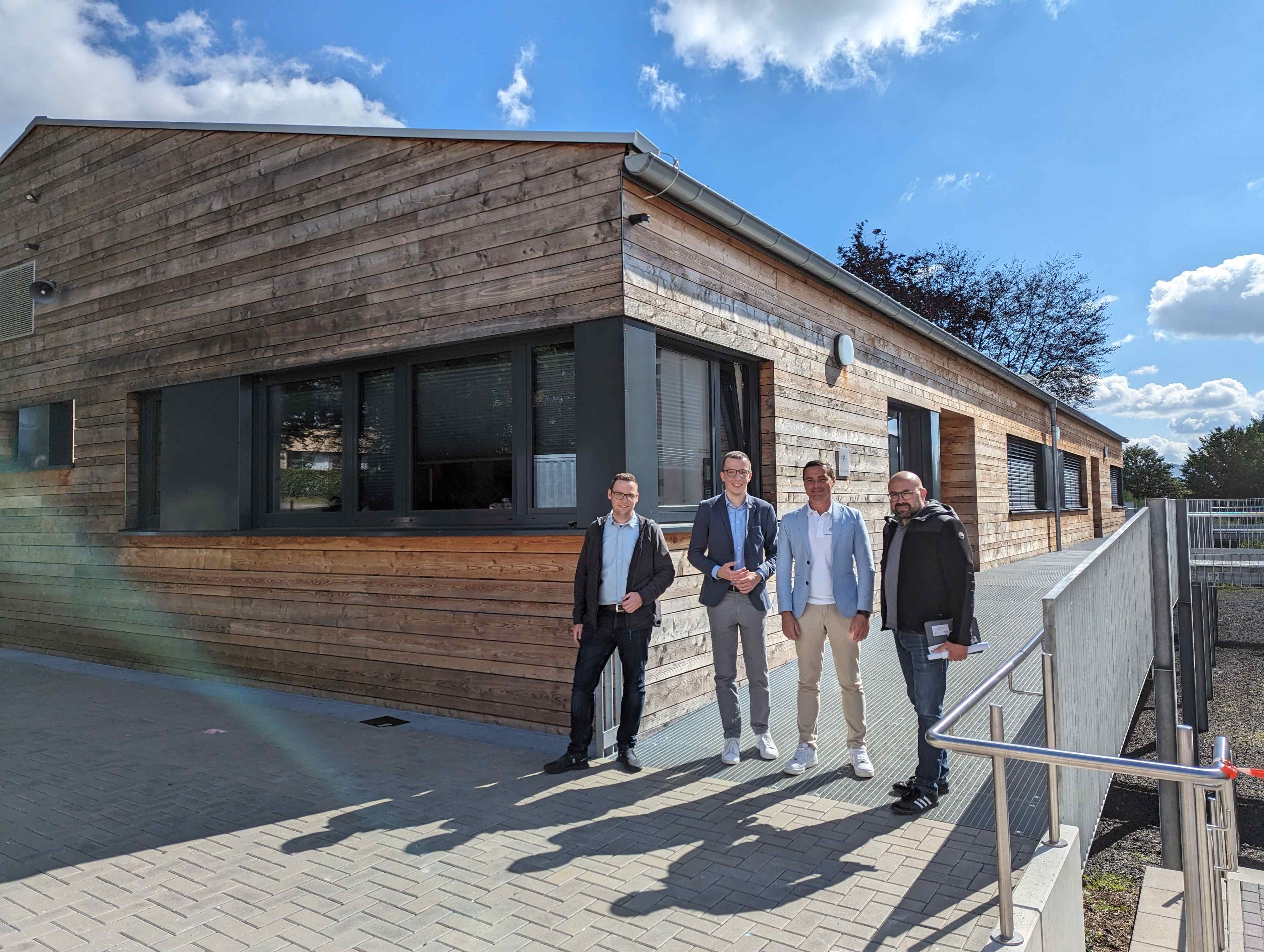 Vor dem Schmuckstück der GHS: Patrick Krug (Zweiter von links), Erster Kreisbeigeordneter und neuer Schuldezernent, machte sich gemeinsam mit GHS-Schulleiter Angelo Müller (Zweiter von rechts), Matthias Röse (links), Leiter des Amtes für schulische Bildung und Betreuung, und Stefan Schmidt, Leiter des Amtes für Hochbau, Energie und Gebäudewirtschaft, ein Bild vom neuen Betreuungsgebäude. 