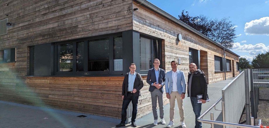Vor dem Schmuckstück der GHS: Patrick Krug (Zweiter von links), Erster Kreisbeigeordneter und neuer Schuldezernent, machte sich gemeinsam mit GHS-Schulleiter Angelo Müller (Zweiter von rechts), Matthias Röse (links), Leiter des Amtes für schulische Bildung und Betreuung, und Stefan Schmidt, Leiter des Amtes für Hochbau, Energie und Gebäudewirtschaft, ein Bild vom neuen Betreuungsgebäude. 