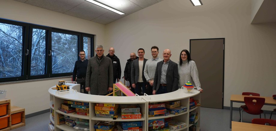 Landrat Manfred Görig (Zweiter von links) gemeinsam mit Angelo Müller (Vierter von rechts) und Matthias Röse, Amt für Schulische Bildung und Betreuung, Jürgen Henke und Stefan Schmidt vom Amt für Hochbau, Energie und Gebäudewirtschaft, Carlon Gleim, Leiter der Betreuung, Markus Daum, Rechner des Fördervereins „Lichtblick“ sowie Eva Gleim, 2. Vorsitzende des Fördervereins „Lichtblick“.