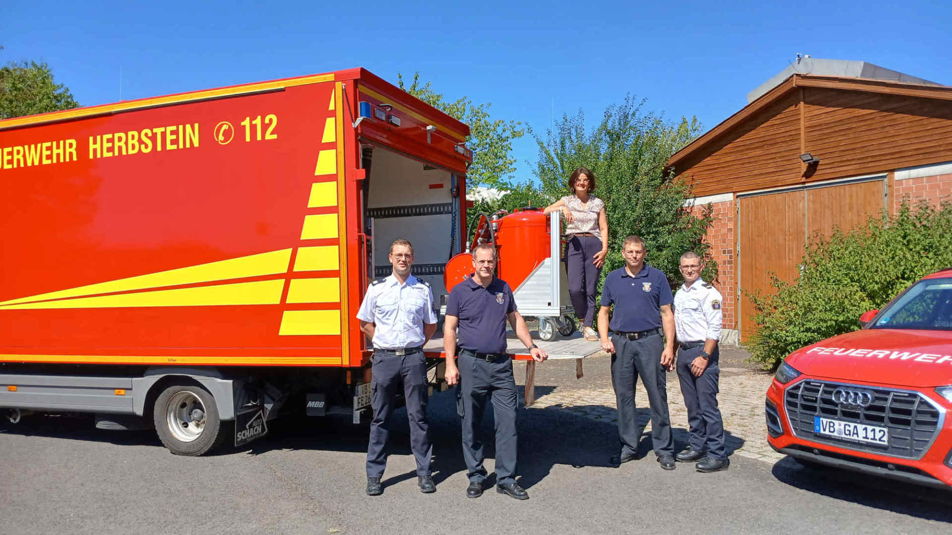 Holen den Rollcontainer Pulver am Katastrophenschutzzentrum des Vogelsbergkreises ab: Astrid Staubach, Bürgermeisterin der Stadt Herbstein, Bernhard Christen (zweiter von links), Stadtbrandinspektor der Stadt Herbstein, und Swen Jost (zweiter von rechts), Wehrführer der Herbsteiner Feuerwehr. Beschafft hat den Rollcontainer der Vogelsbergkreis, federführend dafür zuständig: Marcell Büttner (rechts), Kreisbrandinspektor und Leiter des Amtes für Gefahrenabwehr, und Sachbearbeiter Marc Filipp. 