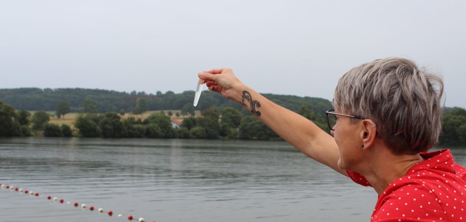 Hygieneinspektorin Romy Jacob überprüft die Wasserqualität der Badeseen im Vogelsbergkreis.