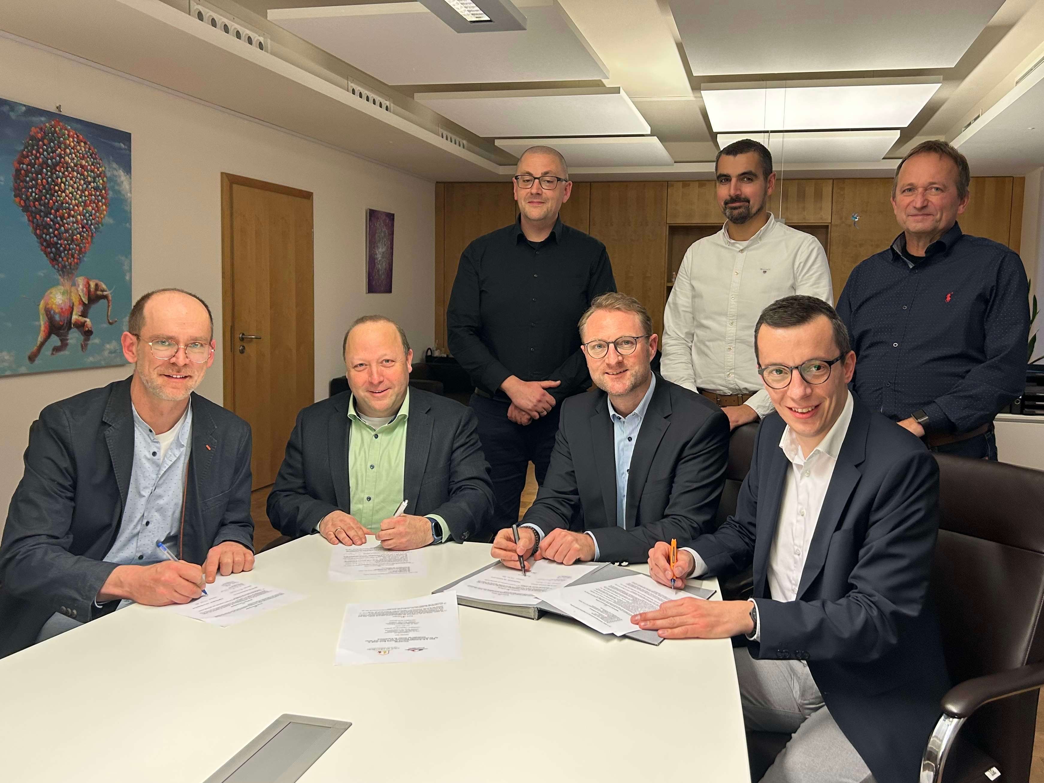 Landrat Dr. Jens Mischak (Mitte) beim Termin zur Vertragsunterzeichnung in der Kreisverwaltung. Gemeinsam mit Erstem Kreisbeigeordneten Patrick Krug (vorne rechts), Joachim Knöß (hinten, von rechts), Leiter des Sachgebiets Hilfe zur Pflege / Betreuungsbehörde, René Lippert, Leiter des Amtes für Soziales und Ausländerrecht, sowie Bastian Heck, Leiter des Sachgebiets Soziale Dienste, empfängt er Frank Post und Thomas Rudolph, beide Geschäftsführer vom „Haus am Kirschberg – Hilfe für das verlassene Kind“.