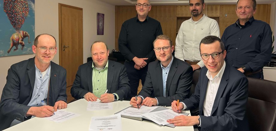Landrat Dr. Jens Mischak (Mitte) beim Termin zur Vertragsunterzeichnung in der Kreisverwaltung. Gemeinsam mit Erstem Kreisbeigeordneten Patrick Krug (vorne rechts), Joachim Knöß (hinten, von rechts), Leiter des Sachgebiets Hilfe zur Pflege / Betreuungsbehörde, René Lippert, Leiter des Amtes für Soziales und Ausländerrecht, sowie Bastian Heck, Leiter des Sachgebiets Soziale Dienste, empfängt er Frank Post und Thomas Rudolph, beide Geschäftsführer vom „Haus am Kirschberg – Hilfe für das verlassene Kind“.