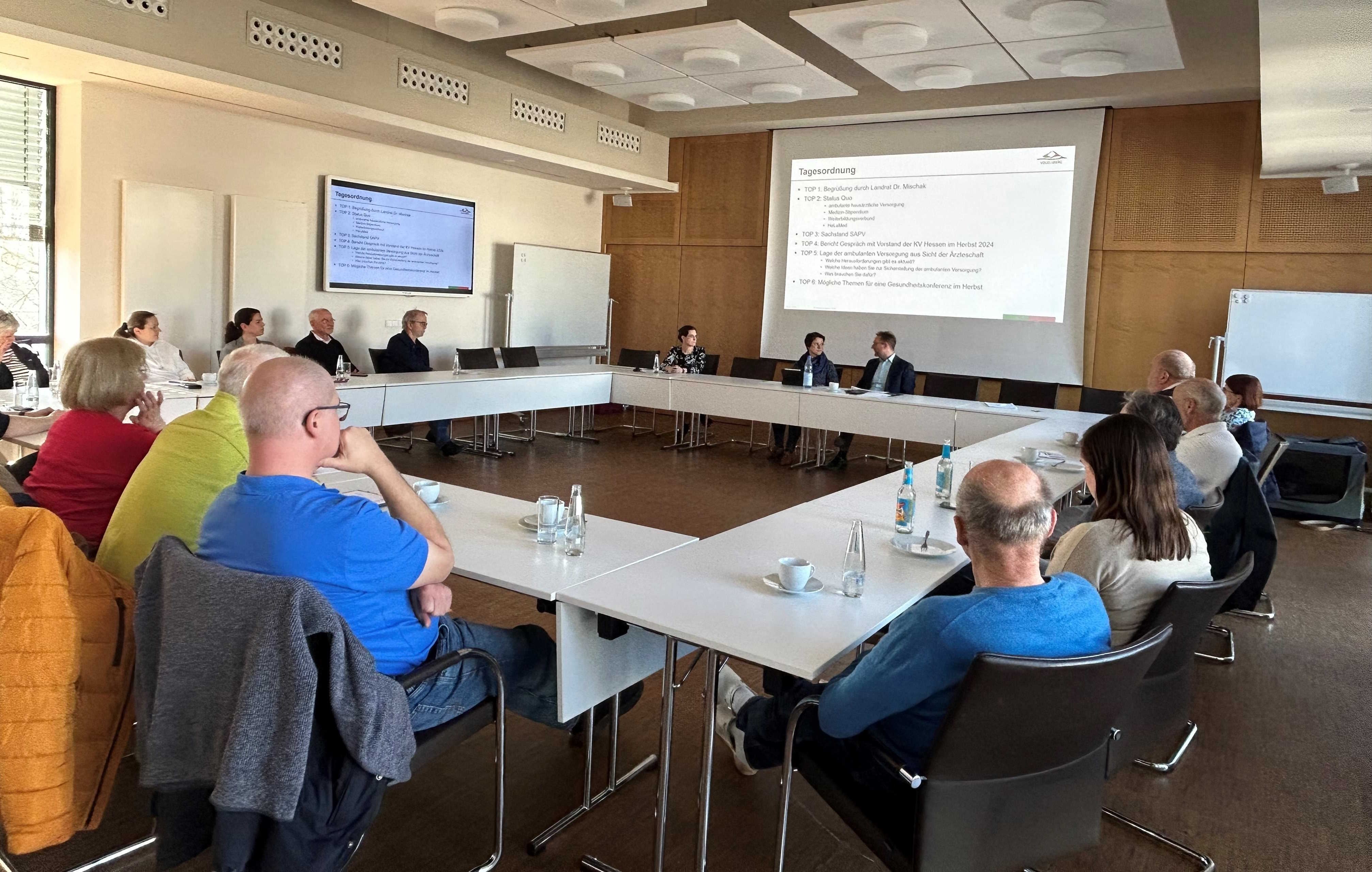 Über aktuelle Themen tauscht sich Landrat Dr. Jens Mischak regelmäßig mit den Hausärzten der Region aus. Zum ersten Mal nahm Dr. Dorothee Hofmann, die neue Leiterin des Vogelsberger Gesundheitsamtes, nun an der Zusammenkunft teil.