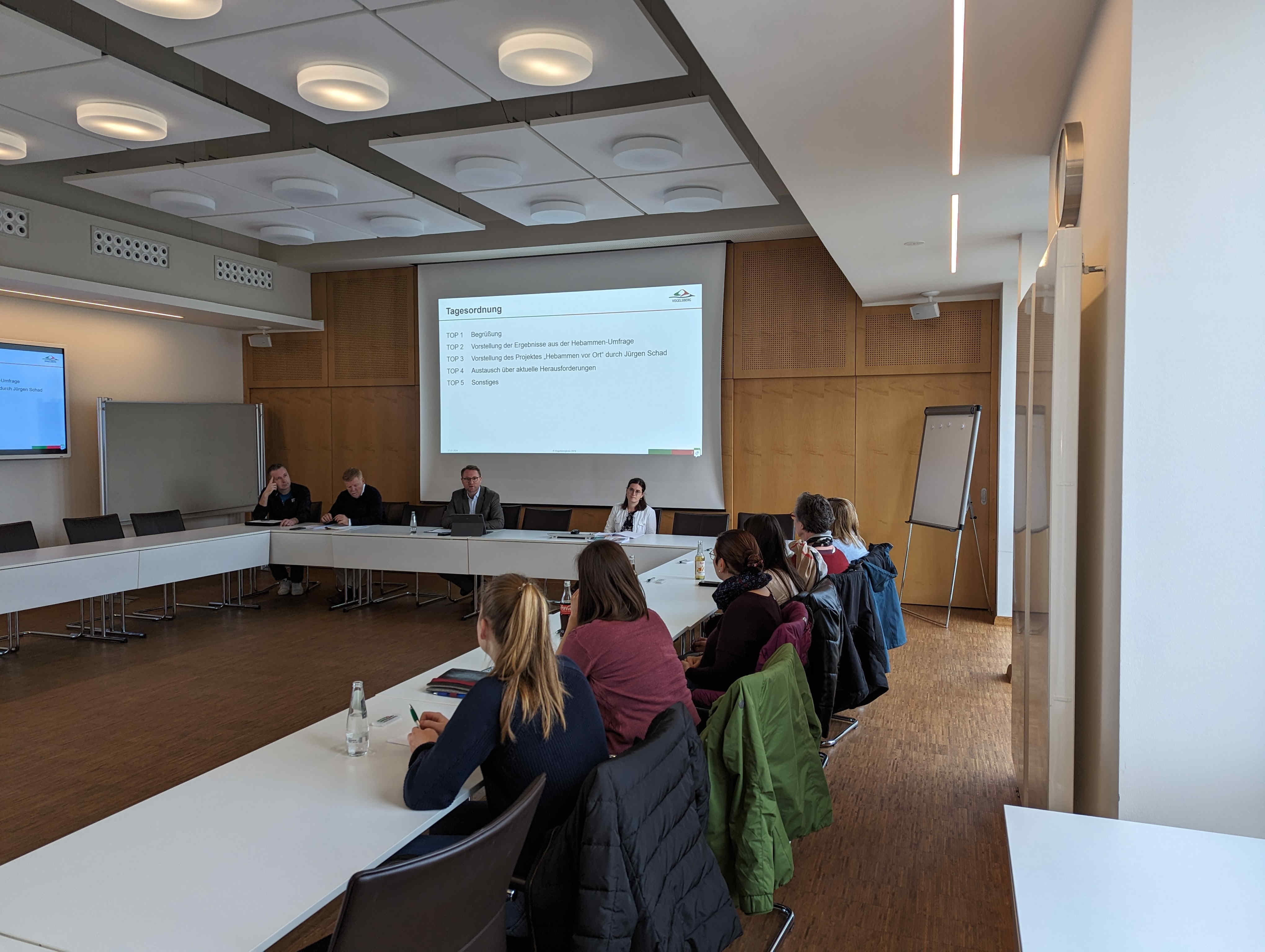 Dr Jens Mischak (Mitte), gemeinsam mit Carina Diezemann (von rechts) von der Fachstelle Gesundheitliche Versorgung im Gesundheitsamt des Vogelsbergkreises, Jürgen Schad, stellvertretender Leiter des Amtes für Gefahrenabwehr, und Dr. Dennis Humburg, ärztlicher Leiter Rettungsdienst, und einigen Hebammen aus dem Vogelsberg.