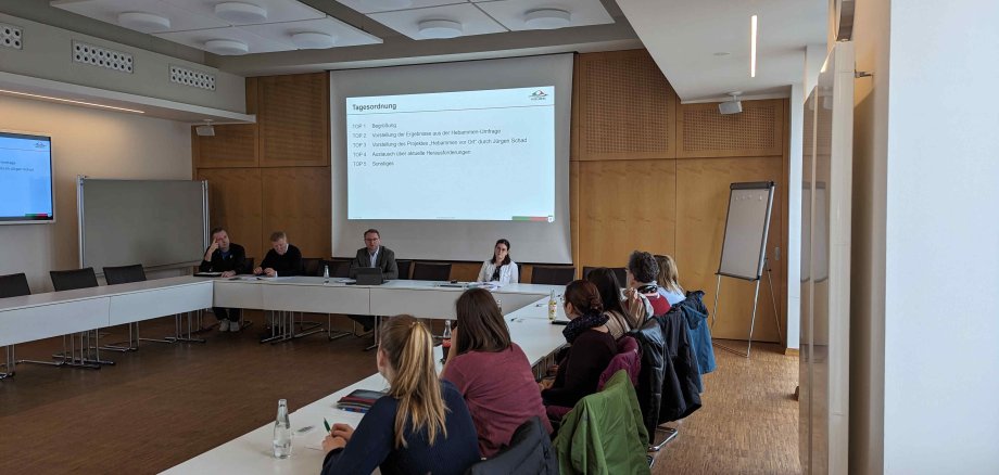 Dr Jens Mischak (Mitte), gemeinsam mit Carina Diezemann (von rechts) von der Fachstelle Gesundheitliche Versorgung im Gesundheitsamt des Vogelsbergkreises, Jürgen Schad, stellvertretender Leiter des Amtes für Gefahrenabwehr, und Dr. Dennis Humburg, ärztlicher Leiter Rettungsdienst, und einigen Hebammen aus dem Vogelsberg.