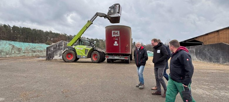 Henning (rechts) und Karl Caspar (links) gemeinsam mit Landrat Dr. Mischak und Bürgermeister Lück beim Rundgang über den Betrieb.