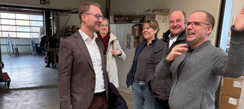 Rebekka und Timo Kraft stellen die Abläufe in der Produktion vor.