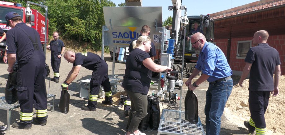 Eine Sandsackfüllmaschine in Aktion. 