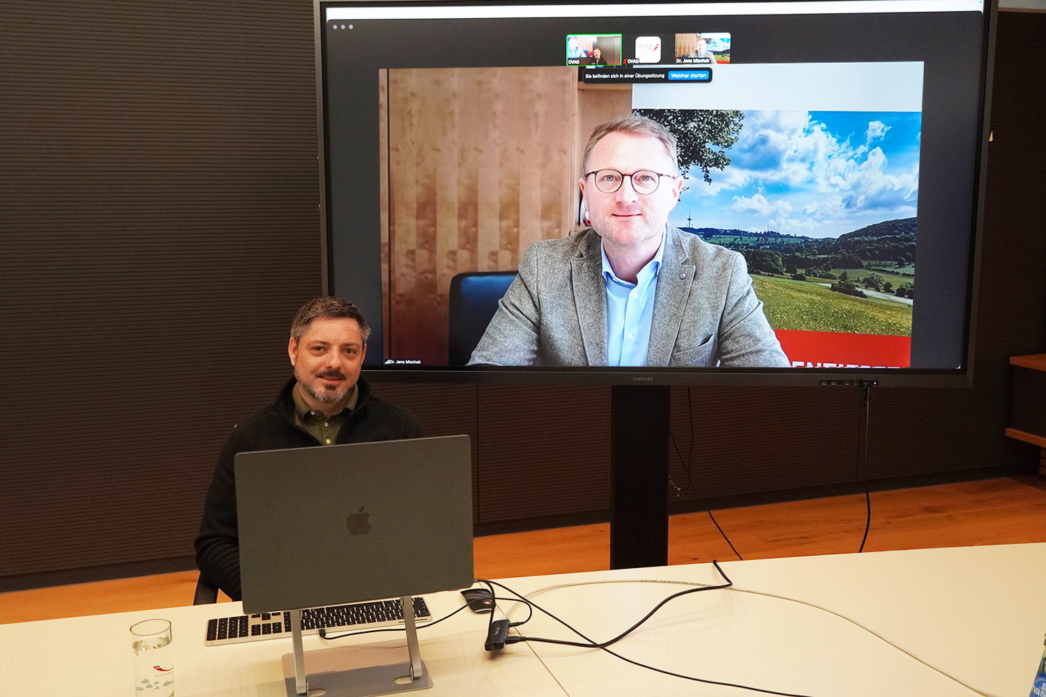 Dr. Jens Mischak (Vorstandsvorsitzender des Region Vogelsberg e. V.) und Dominik Süßmith (Kundenberater im Team-Energiedienstleistung der OVAG) während des Online-Webinars.