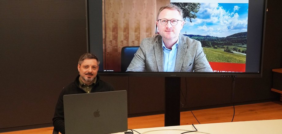 Dr. Jens Mischak (Vorstandsvorsitzender des Region Vogelsberg e. V.) und Dominik Süßmith (Kundenberater im Team-Energiedienstleistung der OVAG) während des Online-Webinars.
