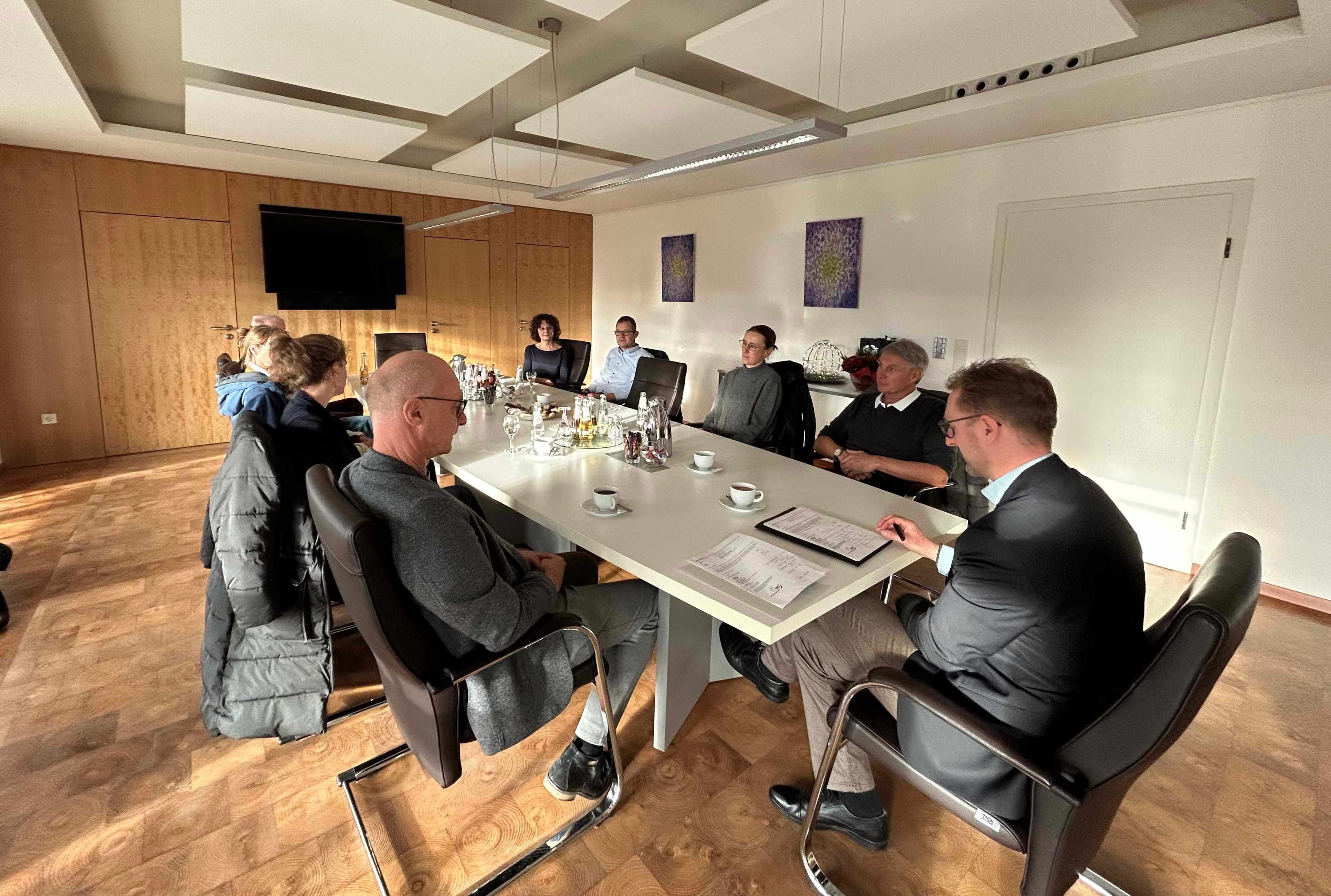 Landrat Dr. Jens Mischak (rechts) freut sich im Gespräch Prof. Dr. Ulf Sibelius (Zweiter von rechts) und weiteren Vertretern aus dem Bereich der Palliativversorgung, dass die Behandlung Vogelsberger Patienten nahtlos fortgesetzt werden kann.