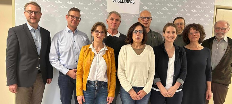 Austausch in Lauterbacher Landratsamt. Hintere Reihe von links: Landrat Dr. Jens Mischak, Timo Georg, Bürgermeister Schwalmtal, Prof. Dr. Ulf Sibelius, Leiter der Palliativmedizin Gießen, Dr. Norbert Sehn, ärztliche Leitung Palliativteam Lauterbach, Dr. Ines Josek, Ärztin im Palliativteam Lauterbach, Dr. Robert Ruckelshausen, Arzt im Palliativteam Alsfeld; vordere Reihe von links: Andrea Müller, Pflegefachkraft im Palliativteam Alsfeld, Anke Peil, pflegerische Leitung Palliative Care Team Gießen, Christine Fischer, ärztliche Leitung Palliative Care Team Gießen, Susanne Botthof-Schlitt, Palliativkoordinatorin Vogelsbergkreis.