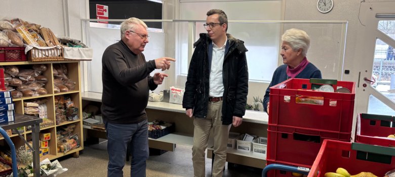 Ursula Dietrich (rechts) und Gerhard Schad (links), erläutern im Gespräch mit Patrick Krug, Erster Kreisbeigeordneter und Sozialdezernent, die Abläufe und Besonderheiten bei der Ausgabe in Lauterbach.