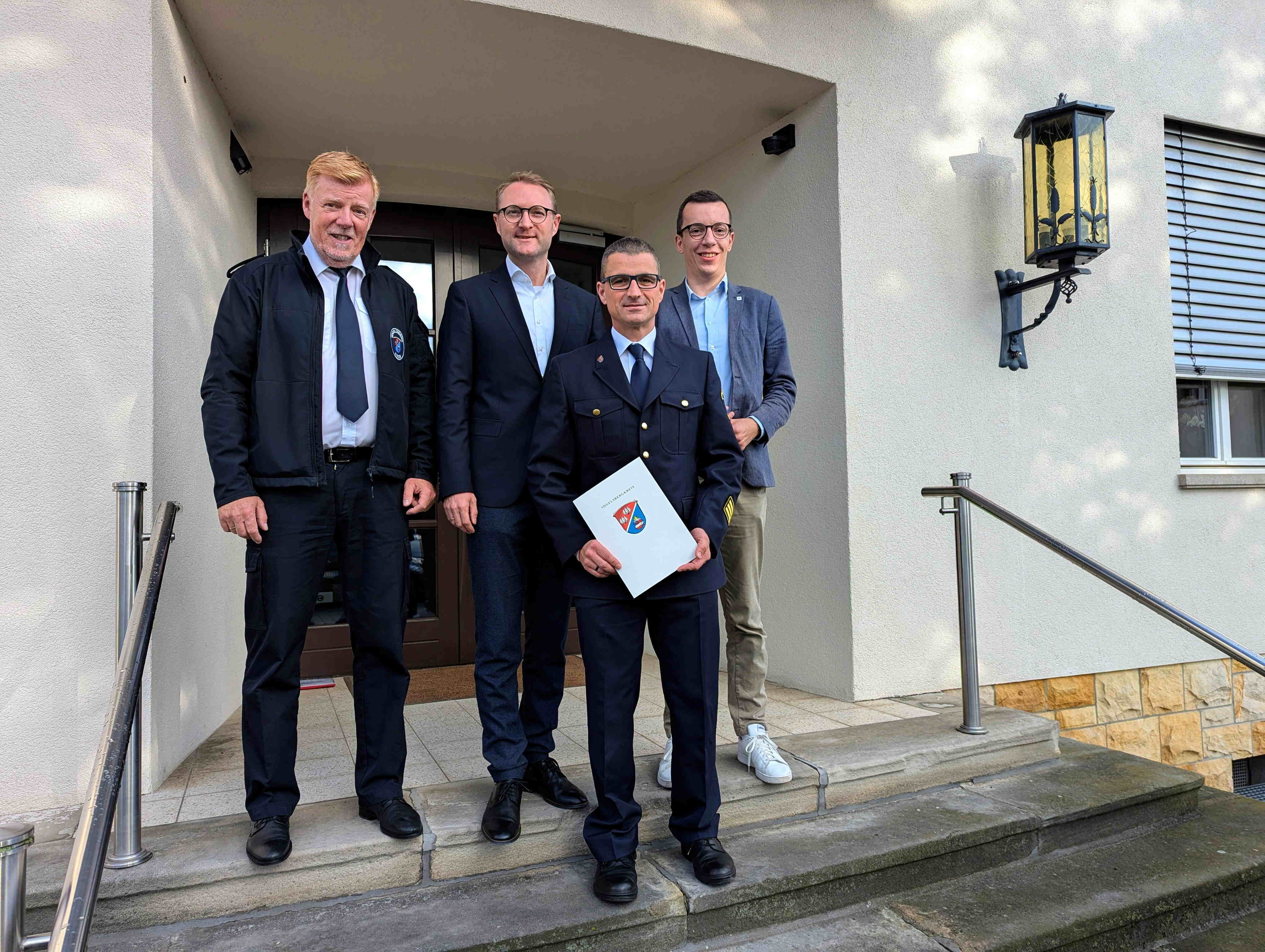 Landrat Dr. Jens Mischak (Zweiter von links), der Erste Kreisbeigeordnete Patrick Krug (rechts) und der stellvertretende Leiter des Amtes für Gefahrenabwehr Jürgen Schad (links) begrüßten den neuen Kreisbrandinspektor (KBI) nun offiziell an seinem ersten Arbeitstag.