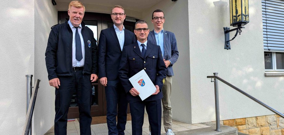 Landrat Dr. Jens Mischak (Zweiter von links), der Erste Kreisbeigeordnete Patrick Krug (rechts) und der stellvertretende Leiter des Amtes für Gefahrenabwehr Jürgen Schad (links) begrüßten den neuen Kreisbrandinspektor (KBI) nun offiziell an seinem ersten Arbeitstag.