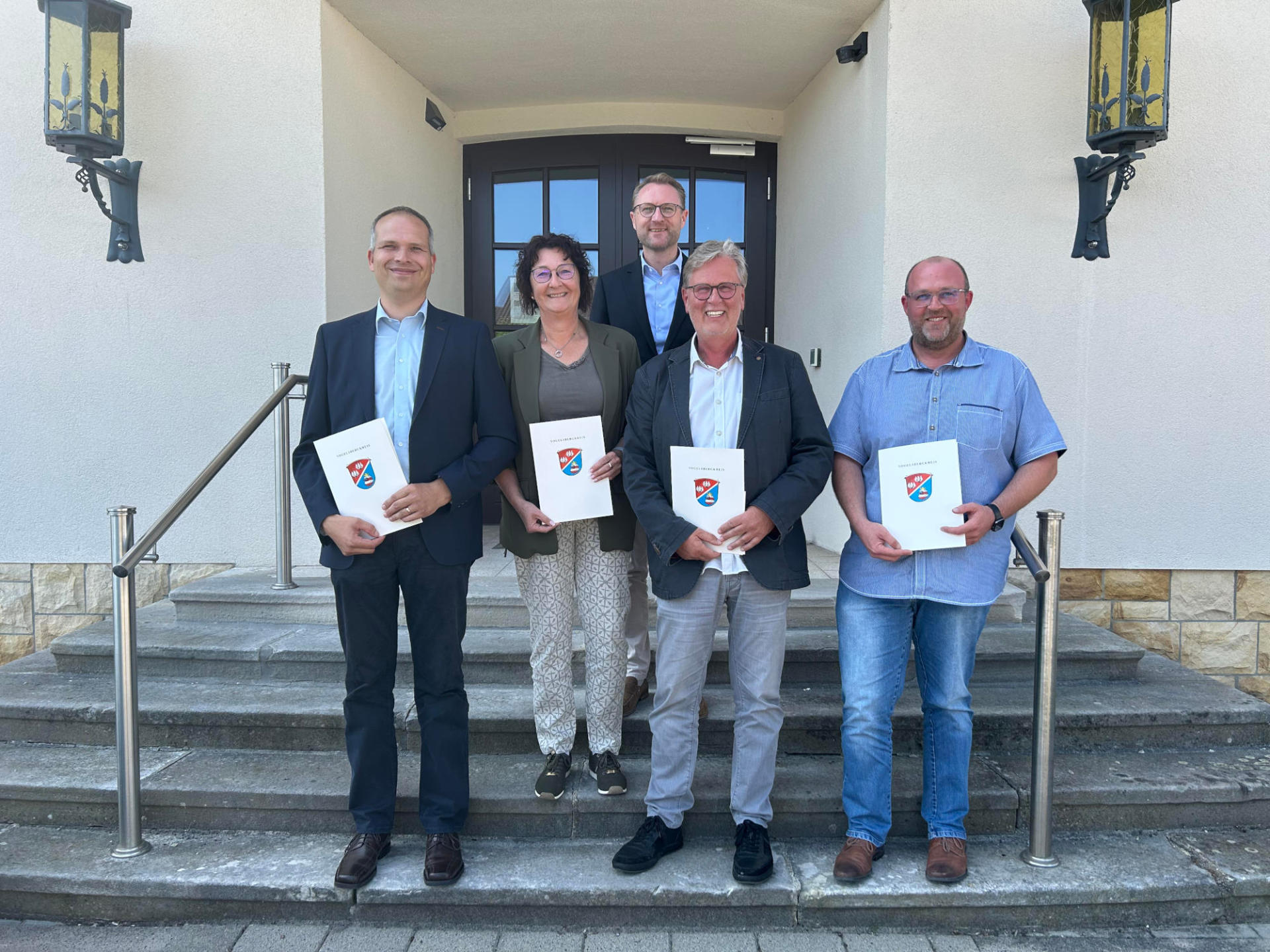 Frohe Gesichter zum Dienstjubiläum: Landrat Dr. Jens Mischak (Hinten) gratuliert Christian Schaitza (von links), Anke Koch und Matthias Wiegand (rechts) zu 25 Jahren im Öffentlichen Dienst. Sein 40-jähriges Dienstjubiläum feiert Helmut Benner, Leiter des Vogelsberger Jugendamts.