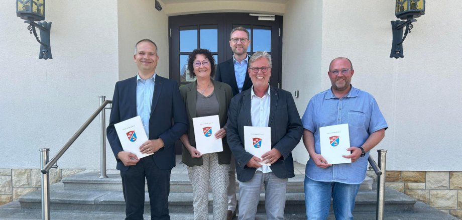 Frohe Gesichter zum Dienstjubiläum: Landrat Dr. Jens Mischak (Hinten) gratuliert Christian Schaitza (von links), Anke Koch und Matthias Wiegand (rechts) zu 25 Jahren im Öffentlichen Dienst. Sein 40-jähriges Dienstjubiläum feiert Helmut Benner, Leiter des Vogelsberger Jugendamts.