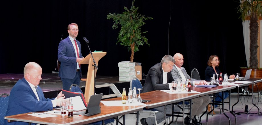 Dr. Jens Mischak, Erster Kreisbeigeordneter, bei seinem Grußwort. Ebenfalls auf dem Podium: Karsten Schmal (von links), Präsident des Hessischen Bauernverbandes und Vizepräsident des Deutschen Bauernverbandes, Kreislandwirt Andreas Kornmann, Volker Lein , Vorsitzender des Kreisbauernverbands Vogelsberg, und Anja Püchner, Leiterin des Amts für Wirtschaft und den ländlichen Raum.