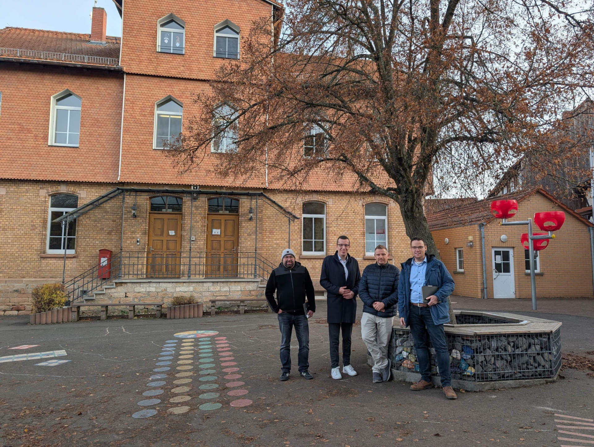 Erster Kreisbeigeordneter und Schuldezernent Patrick Krug (zweiter von links), gemeinsam mit Matthias Röse (rechts), Leiter des Amtes für Schulische Bildung und Betreuung,  Stefan Schmidt (links), Leiter des Amtes für Hochbau, Energie und Gebäudewirtschaft, an der Grundschule in Ruhlkirchen. An der Grundschule im Schulverband Kirtorf-Antrifttal begrüßt sie Schulleiter Nils Strowitzki, der die beschauliche Schule vorstellt.