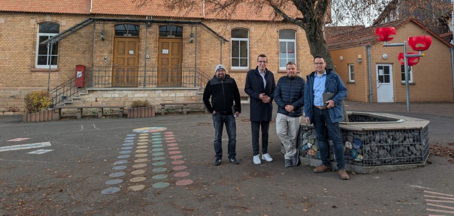 Erster Kreisbeigeordneter und Schuldezernent Patrick Krug (zweiter von links), gemeinsam mit Matthias Röse (rechts), Leiter des Amtes für Schulische Bildung und Betreuung,  Stefan Schmidt (links), Leiter des Amtes für Hochbau, Energie und Gebäudewirtschaft, an der Grundschule in Ruhlkirchen. An der Grundschule im Schulverband Kirtorf-Antrifttal begrüßt sie Schulleiter Nils Strowitzki, der die beschauliche Schule vorstellt.