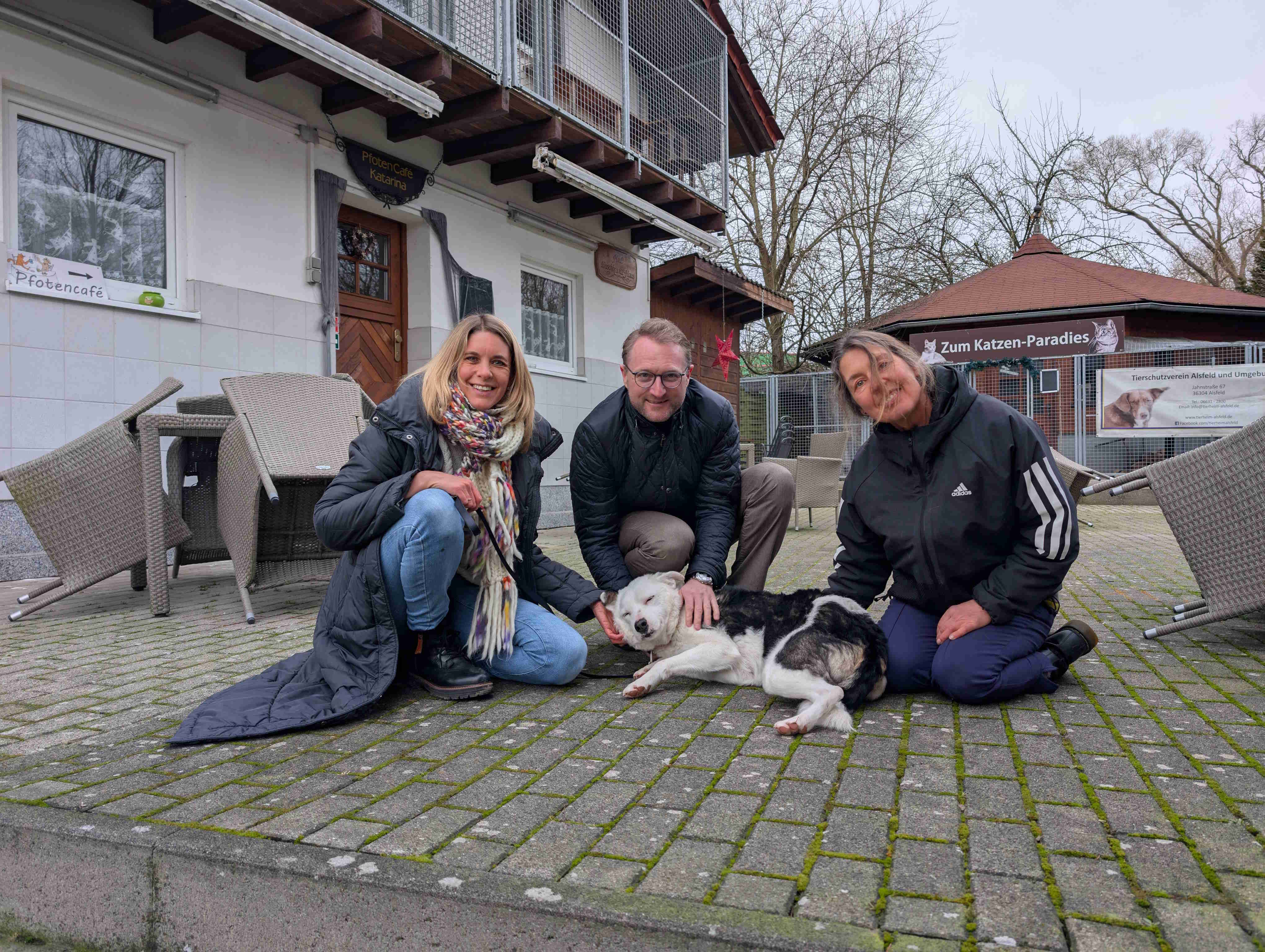 Landrat Dr. Jens Mischak (Mitte) mit Ann-Catrin Schmidt (links), 1. Vorsitzende des Vereins Tierschutzverein Alsfeld und Umgebung, und Natascha Hirschmann, 2. Vorsitzende und Leiterin des Alsfelder Tierheims, vor dem ehrenamtlich getragenen Pfotencafé, das an Wochenenden öffnet.
