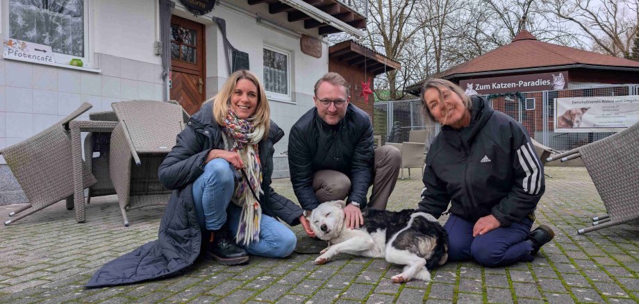 Landrat Dr. Jens Mischak (Mitte) mit Ann-Catrin Schmidt (links), 1. Vorsitzende des Vereins Tierschutzverein Alsfeld und Umgebung, und Natascha Hirschmann, 2. Vorsitzende und Leiterin des Alsfelder Tierheims, vor dem ehrenamtlich getragenen Pfotencafé, das an Wochenenden öffnet.