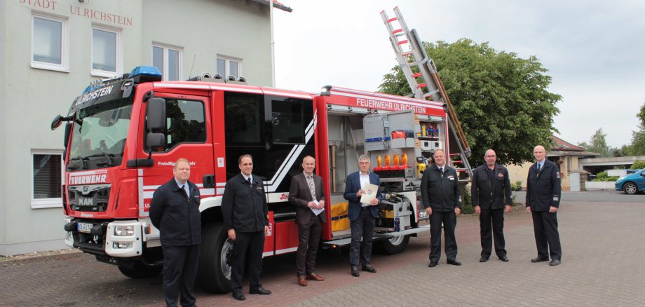 Gut gerüstet in die Einsatzlagen: Wehrführer Jens Patrick Schmitz (von links), Kreisbrandinspektor Dr. Sven Holland, Edwin Schneider, Bürgermeister der Stadt Ulrichstein, Landrat Manfred Görig, Stadtbrandinspektor Andreas Hädicke, stellvertretender Wehrführer Ulrichstein Mitte, Arno Dietz sowie Joachim Erbes, Magistratsmitglied und stellvertretender Stadtbrandinspektor, vor dem neuen StLF 20/25. 