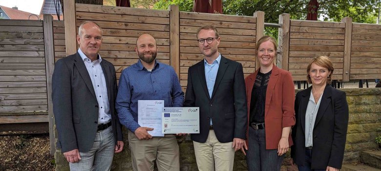 Dr. Jens Mischak (Mitte), Vorstandsvorsitzender des Vereins Region Vogelsberg, und Edwin Schneider (links), Vorsitzender des LEADER-Beirats, übergab gemeinsam mit Tatjana Heinz und Jennifer Berger (von rechts), LEADER-Regionalmanagement, den Zuwendungsvertrag an Benjamin Göbl, Bürgermeister der Stadt Schotten.