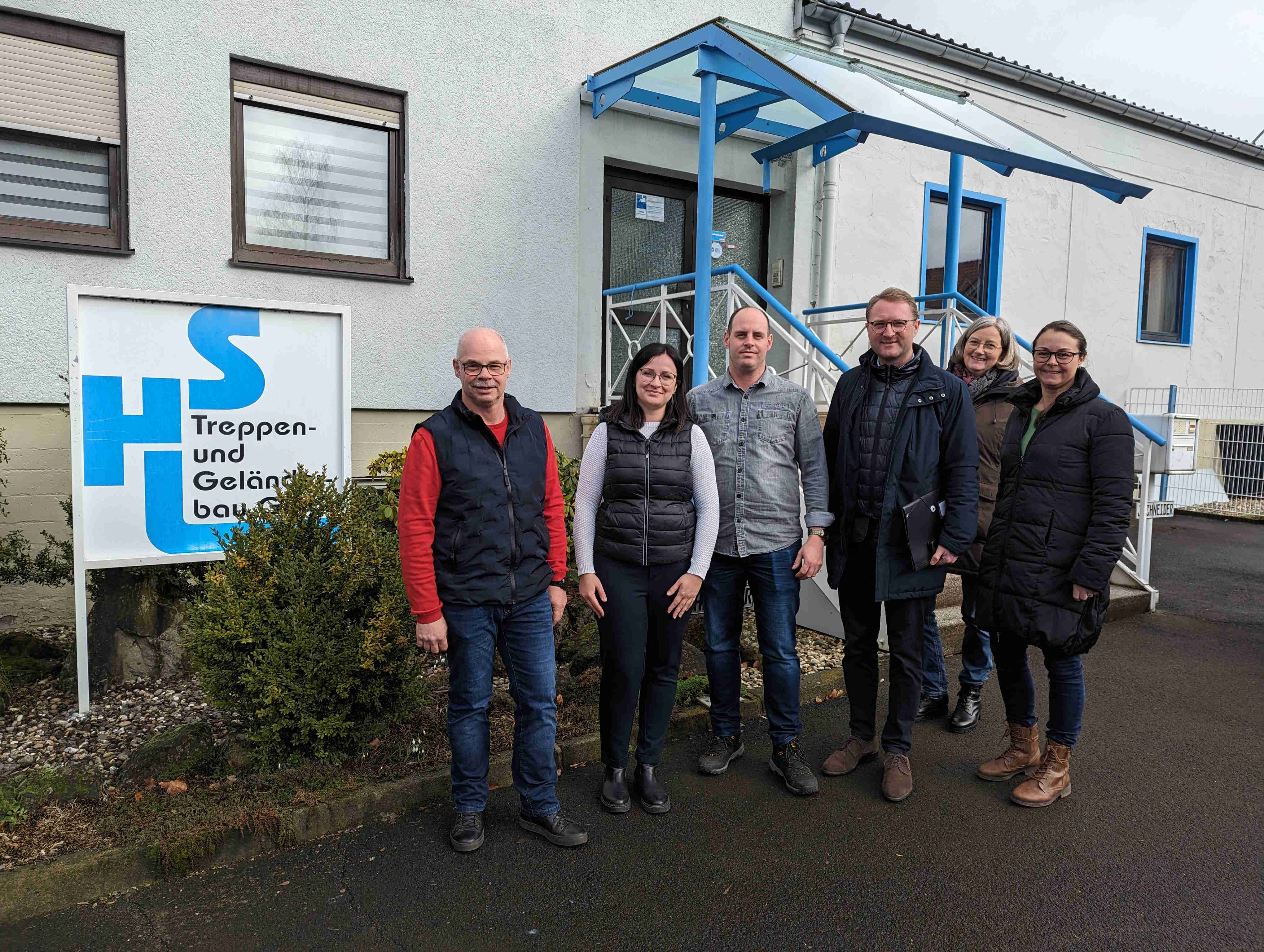 Zu Besuch bei HLS Treppen- und Geländerbau in Bobenhausen: Dr. Jens Mischak (Dritter von rechts), Erster Kreisbeigeordneter, besucht gemeinsam mit Susen Neumann (von rechts), Arbeitgeberservice KVA – Kommunales Jobcenter des Vogelsbergkreises, und Andrea Ortstadt, Wirtschaftsförderung des Vogelsbergkreises, das Unternehmen. Norman Schneider, Geschäftsführer, Anna Schneider-Adamczyk, Verwaltung, und Jürgen Schneider, Geschäftsführer, erläutern dabei die Besonderheiten.