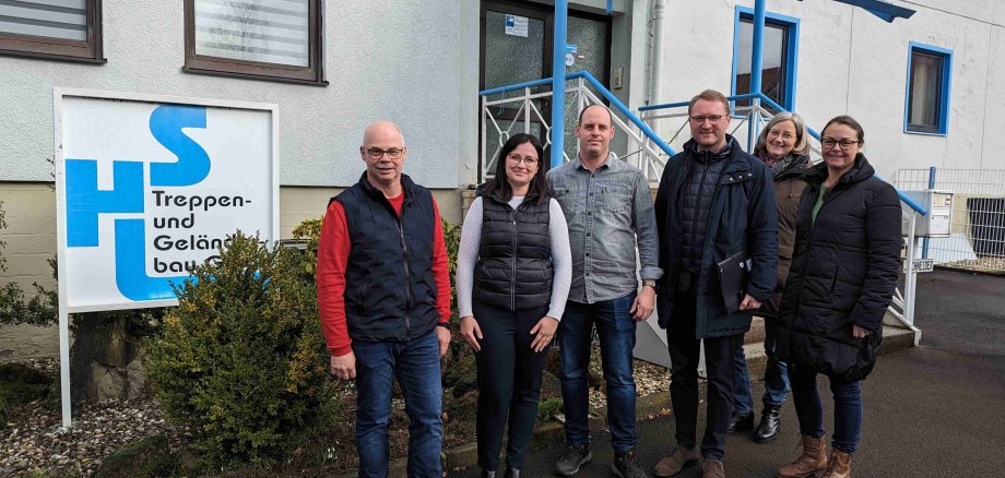 Zu Besuch bei HLS Treppen- und Geländerbau in Bobenhausen: Dr. Jens Mischak (Dritter von rechts), Erster Kreisbeigeordneter, besucht gemeinsam mit Susen Neumann (von rechts), Arbeitgeberservice KVA – Kommunales Jobcenter des Vogelsbergkreises, und Andrea Ortstadt, Wirtschaftsförderung des Vogelsbergkreises, das Unternehmen. Norman Schneider, Geschäftsführer, Anna Schneider-Adamczyk, Verwaltung, und Jürgen Schneider, Geschäftsführer, erläutern dabei die Besonderheiten.