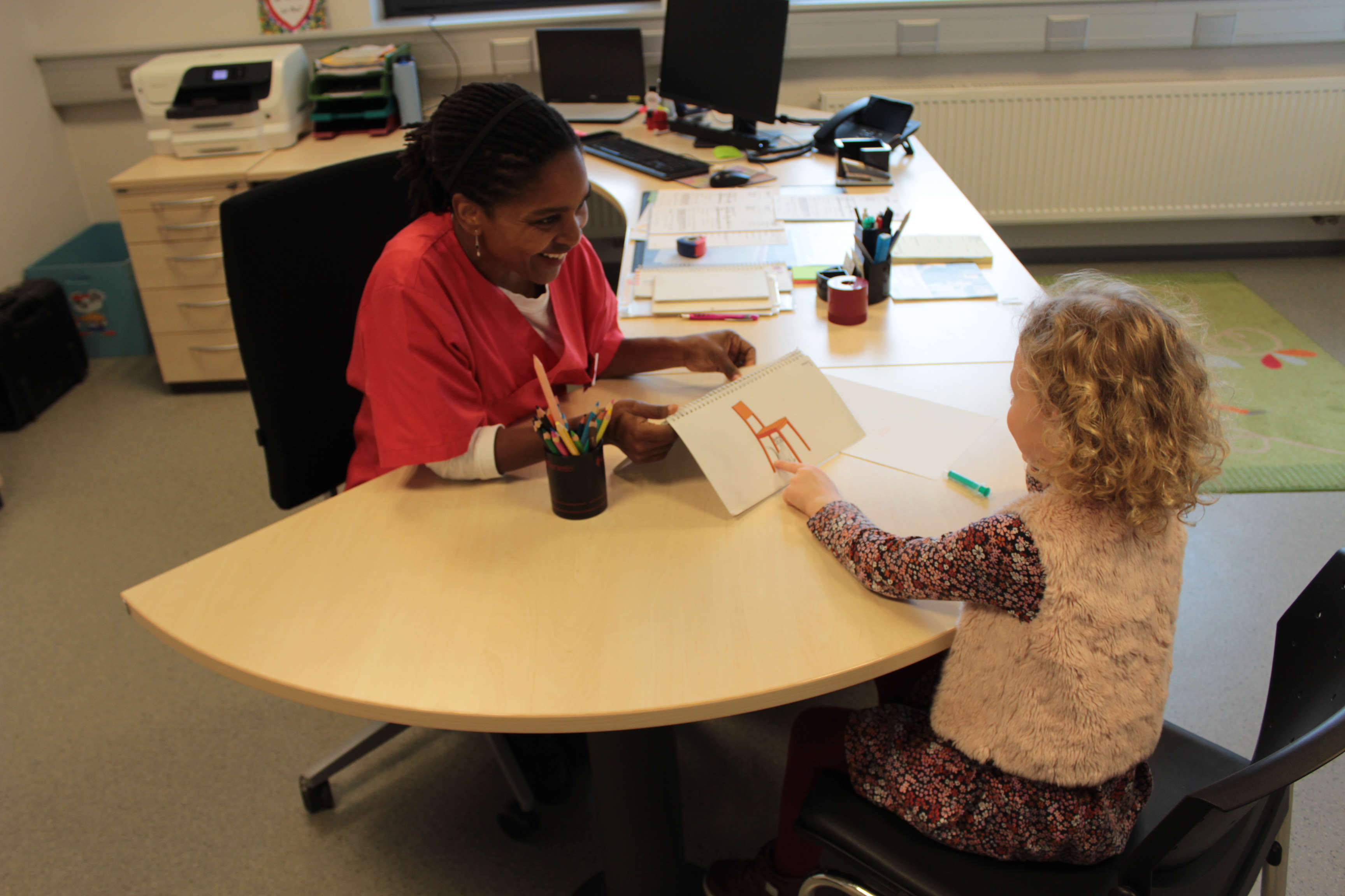 Kein Problem für Lotti, natürlich kann sie bei der Schuleingangsuntersuchung die verschiedensten Gegenstände benennen, nach denen die Ärztin des Vogelsberger Gesundheitsamtes, Anda Vasters, fragt. 