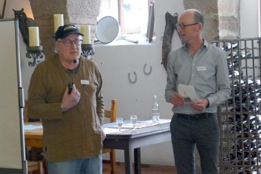 Moderator Dr. Michael Glatthaar (rechts) und Günther Schulz (Messermacher Schulz, Alsfeld) im Gespräch.