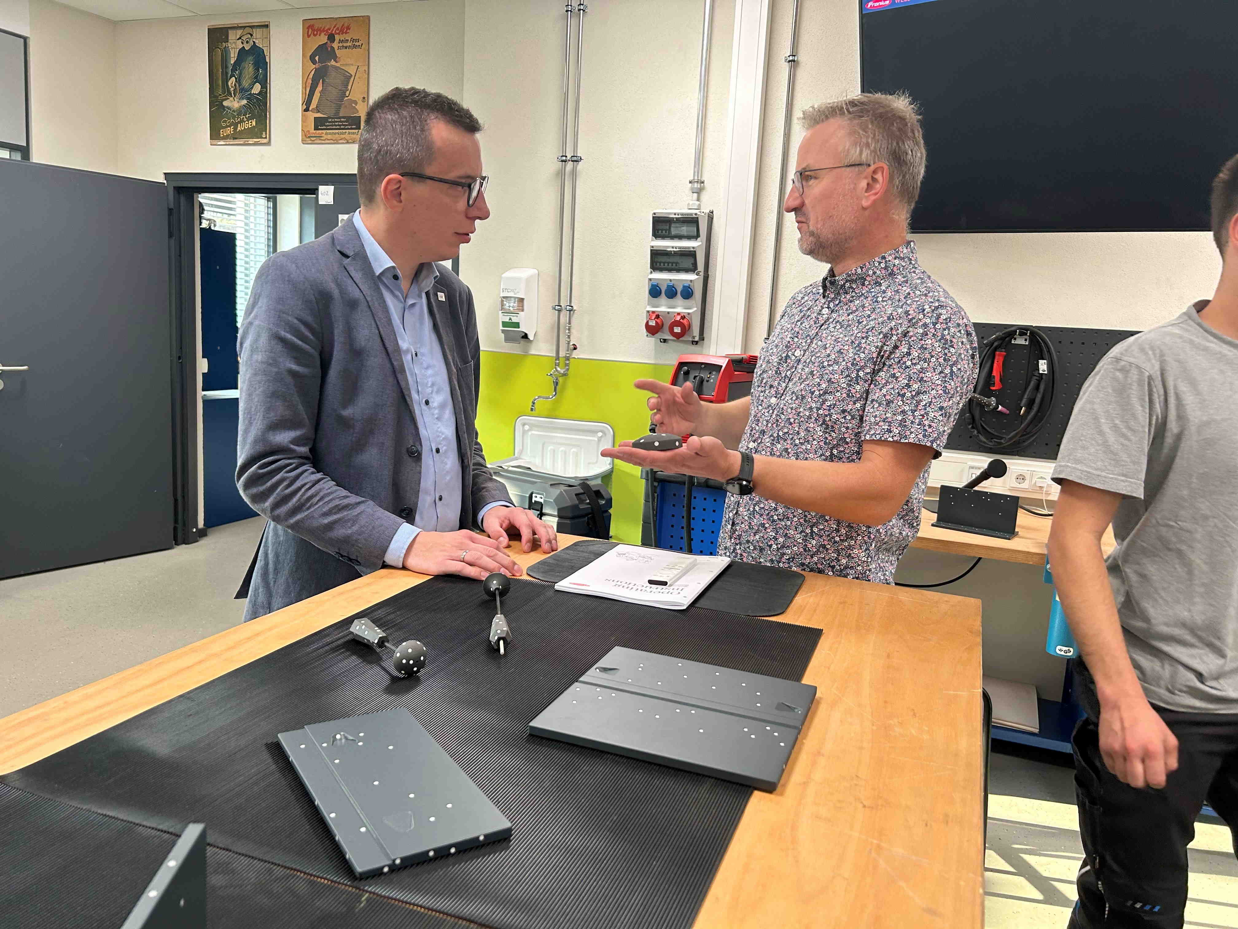 Erster Kreisbeigeordneter und Schuldezernent Patrick Krug (links) im Gespräch mit Fachbereichskoordinator Thomas Jerwin.