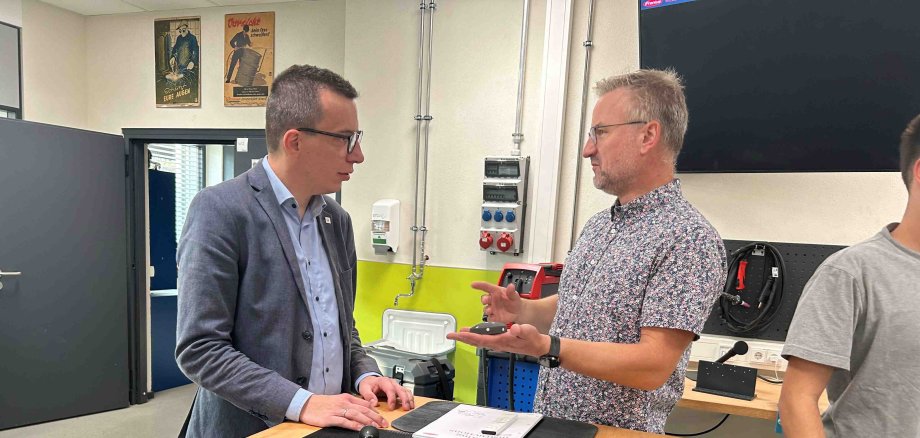Erster Kreisbeigeordneter und Schuldezernent Patrick Krug (links) im Gespräch mit Fachbereichskoordinator Thomas Jerwin.