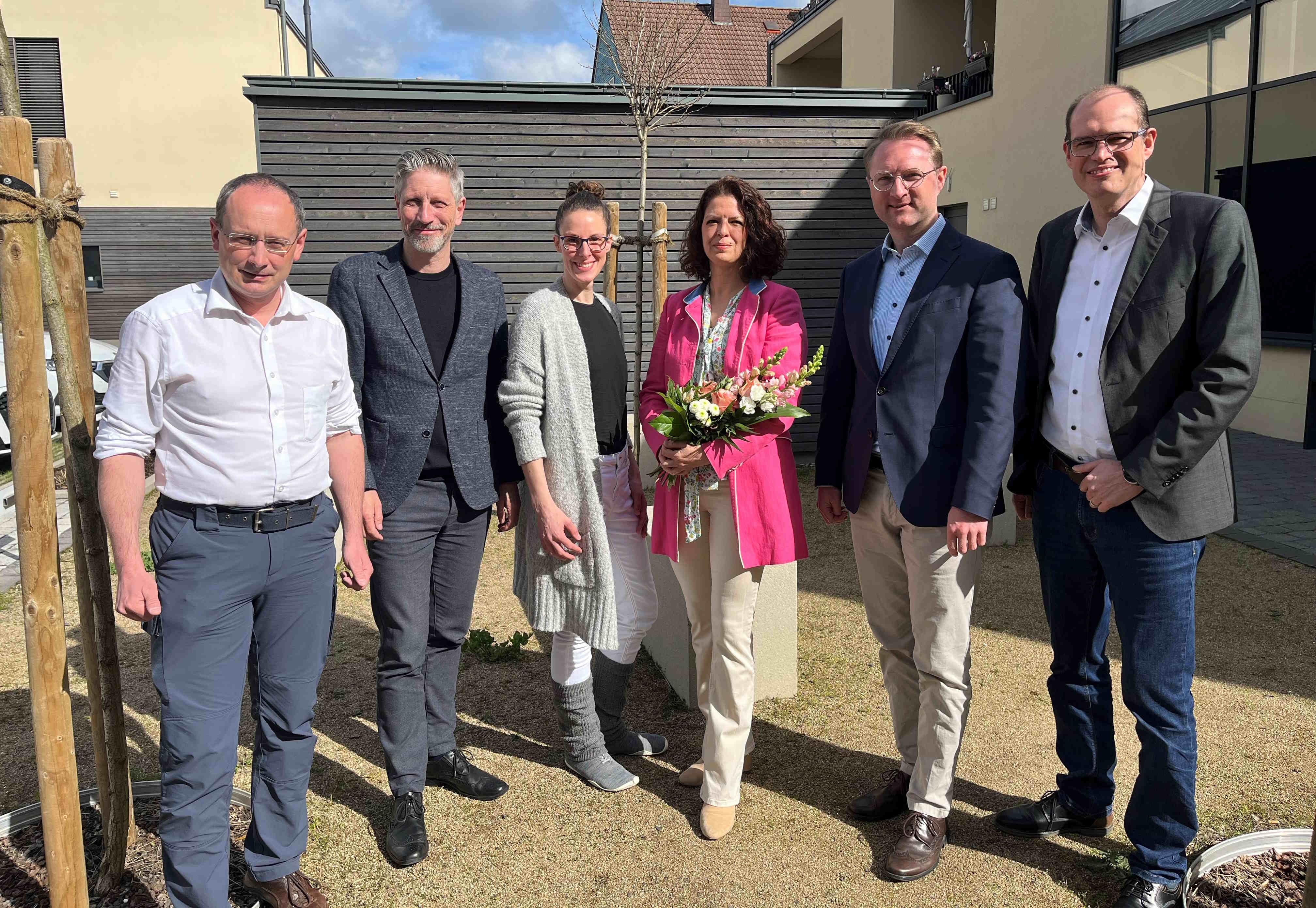 Freuen sich auf eine gute Zusammenarbeit im MVZ Vogelsberg: Erster Kreisbeigeordneter Dr. Jens Mischak (Zweiter von rechts) begrüßt gemeinsam mit Sebastian Stang, Bürgermeister von Grebenhain, Ulf Werner, Geschäftsführer des MVZ, Stephanie Darmstadt, Ärztliche Leiterin des MVZ, und Sascha Spielberger, Bürgermeister von Freiensteinau (von links), die neue Ärztin im MVZ in Grebenhain, Christina Gothe-Leissos (Mitte). 
